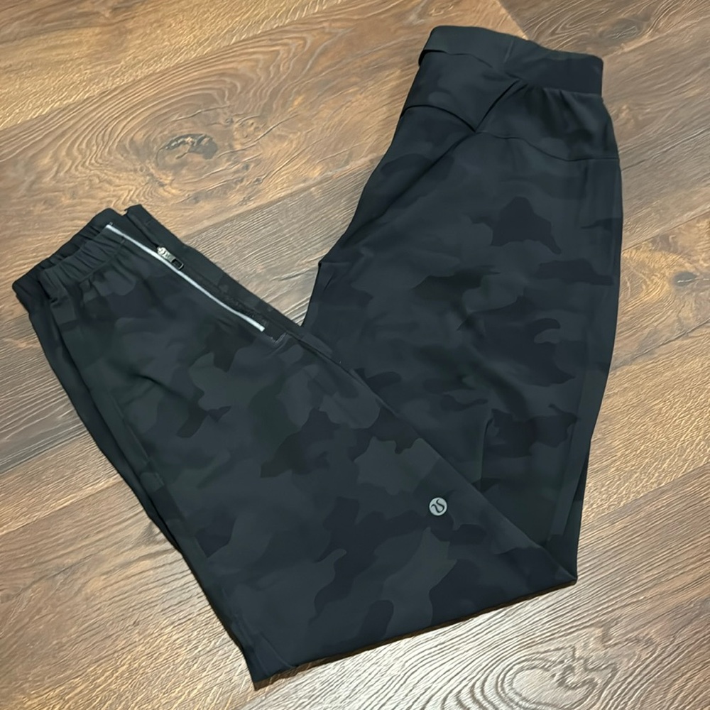 Men’s Lululemon camo jogger